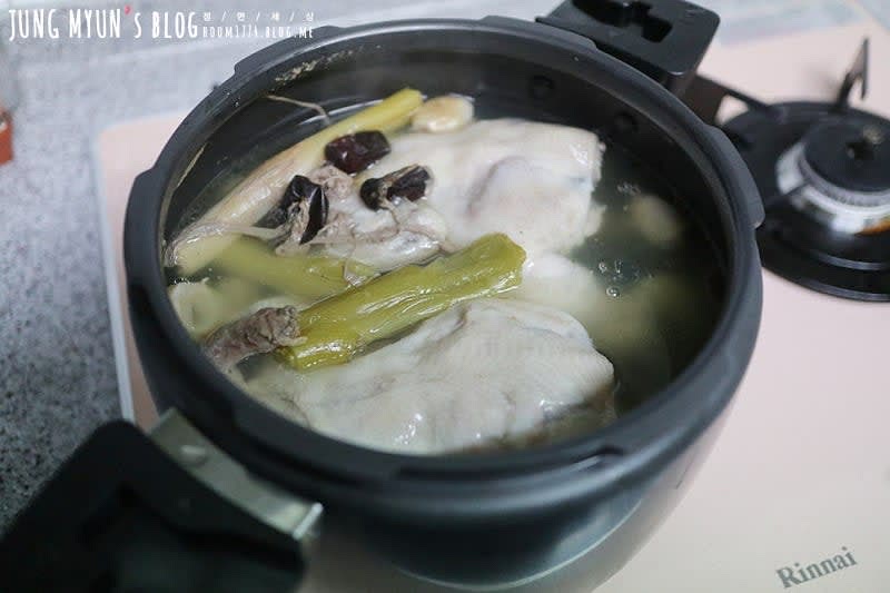 냄비에 깨끗하게 세척한 닭 두 마리, 대추 2, 통마늘 3, 대파 1에 물을 넣고 30분 정도 끓여줬다.