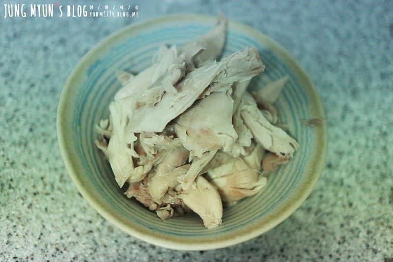 30분 정도 끓인 닭은 먹기 좋게 뼈를 발라준다.
