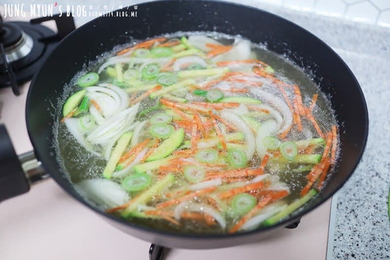 육수는 따로 냄비에 담아준 뒤 양파, 대파, 애호박, 당근을 채 썰어서 육수가 끓을 때 넣어준다.