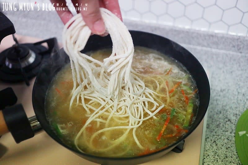 야채를 넣고 다진 마늘 1T 넣고 소금을 넣고 간을 맞춘 뒤 칼국수를 넣어서 면이 익을 때까지 끓여주면 끝!!