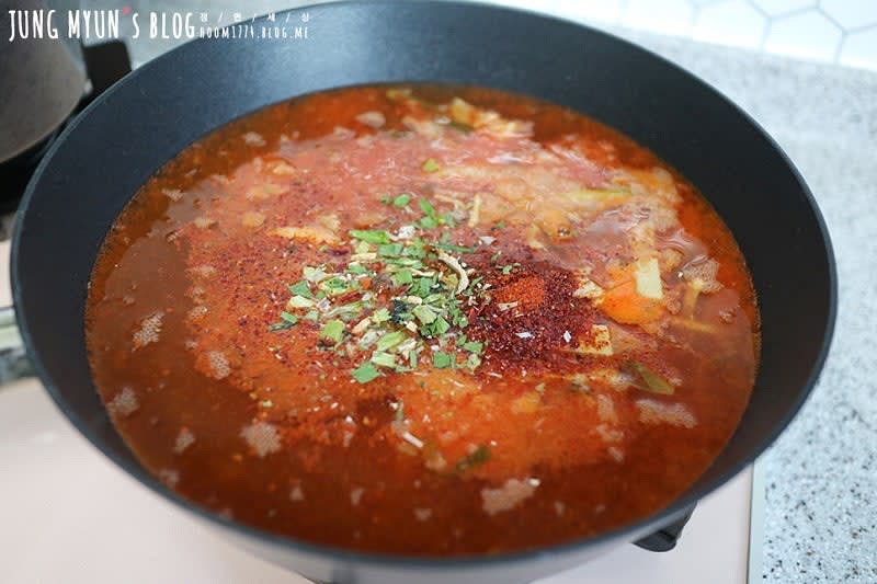 먼저 물을 넣고 준비한 김치, 김치 국물, 라면 건더기 스프, 고춧가루 1T 넣고 끓여준다.