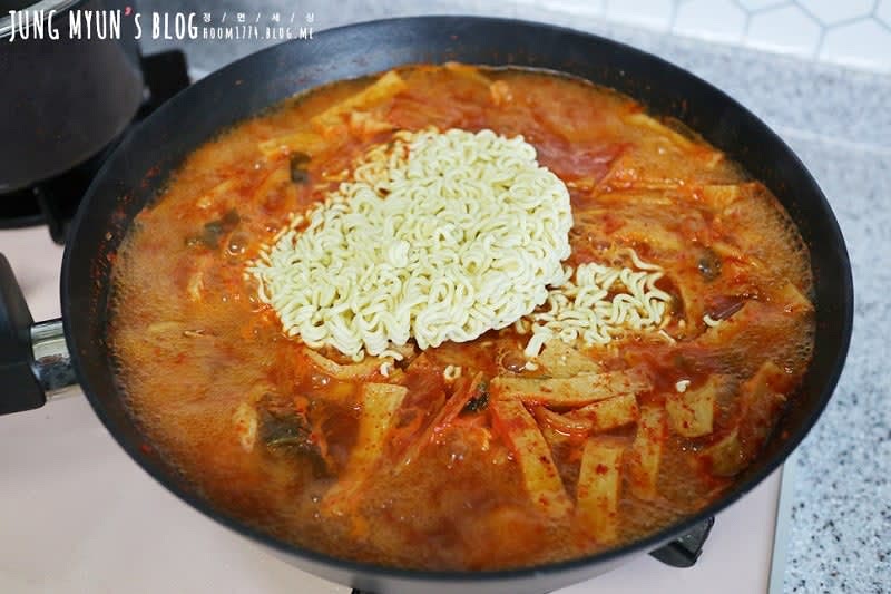 라면 물이 팔팔 끓으면 라면스프를 넣고 어묵과 면을 넣어 끓여준다. 라면 스프는 국물 맛을 확인하고 적게 넣어줘도 된다.