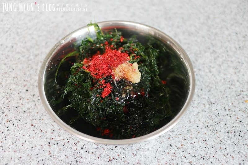 물기를 제거한 파래에 다진 마늘 0.5T, 고춧가루 1T, 참기름 1T, 깨 조금 넣고 조물조물 무쳐준다.