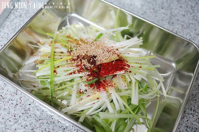 고춧가루 1T, 간장 1T, 참기름 1T, 참깨 넣어서 그냥 조물조물 무쳐주면 끝!!