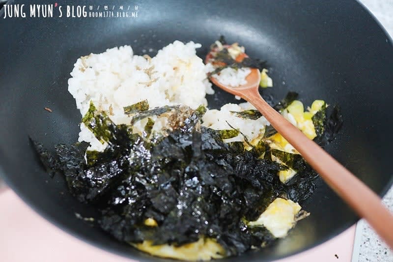 찬밥을 넣고 김, 멸치 2T, 간장 1T, 참기름, 참깨 넣어 볶아준다.간은 개인 취향대로 하면 된다.