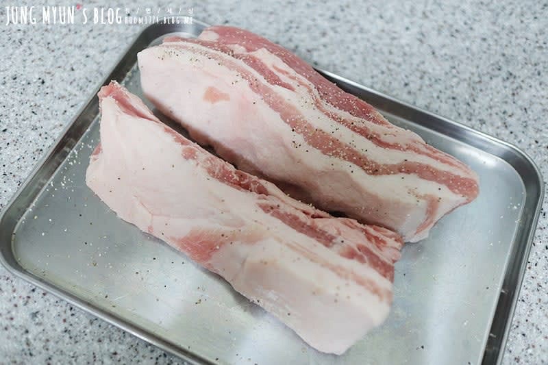 먼저 통삼겹살에 허브솔트 솔솔 뿌려서 시즈닝을 해준다속까지는 넣어줄 수 없어서 뿌려서 10분 정도 내버려 뒀는데 다 굽고 먹어보니 짭짤하니 괜찮았다.