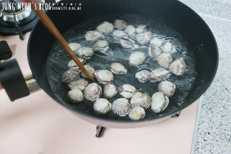 깨끗하게 씻은 꼬막은 냄비에 물을 담아 준 뒤 한 방향으로 휙휙 돌려주면서 익혀준다.요렇게 한 방향으로 돌려주면 꼬막의 입이 잘 벌려진다.
