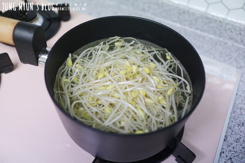 씻어놓은 콩나물을 냄비에 물을 끓이고 팔팔 끓을 때 콩나물을 넣어준다.콩나물을 삶을 때는 뚜껑을 연채로 5분 정도 데치듯 삶아줬다.그리고 흐르는 물에 헹궈서 물기를 빼고 잠시 대기