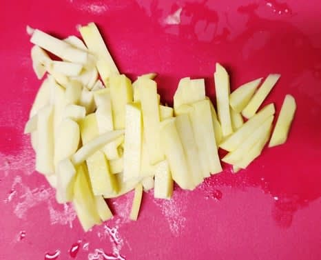 육수를 끓이는 동안, 감자 2개를 깨끗이 씻어 도톰하게 채썰고, 청양고추 1개는 송송 썰어 준비합니다. 대파 한 줌도 어슷하게 썰어줍니다.