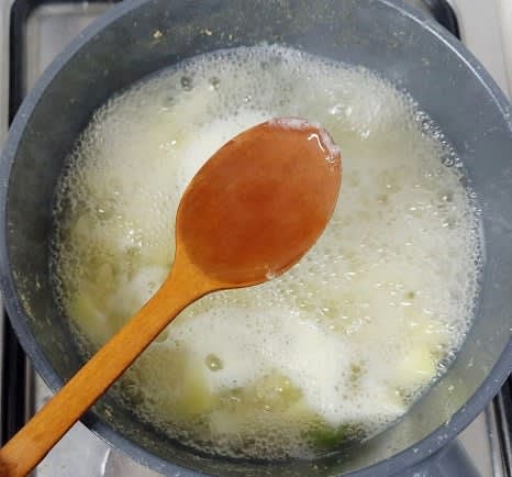 참치액 1 큰술을 넣어 간을 맞추고, 마지막으로 썰어둔 대파를 넣어 한소끔 더 끓인 후 불을 끕니다.