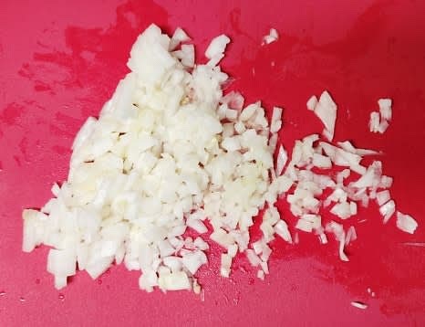 양파 반 개, 당근 1/4개, 표고버섯 2개를 잘게 다지고, 쪽파 7쪽을 송송 썰어 준비합니다.