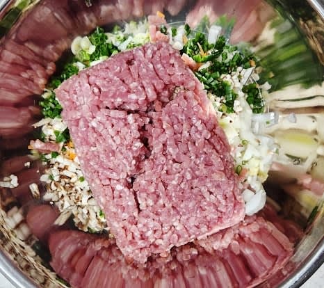 큰 볼에 돼지고기 다짐육 300g과 준비한 야채를 모두 넣습니다.