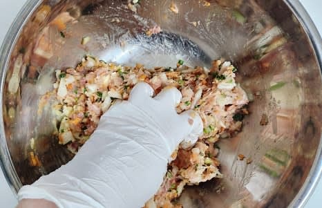 생강가루 0.5작은술, 다진 마늘 1큰술, 부침가루 4큰술, 소금 1작은술, 계란 1개를 추가하고 손으로 잘 치대어 반죽을 만듭니다.