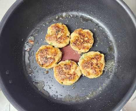 팬에 식용유를 두르고 약한 불에서 완자를 앞뒤로 노릇하게 속까지 익도록 천천히 구워줍니다.