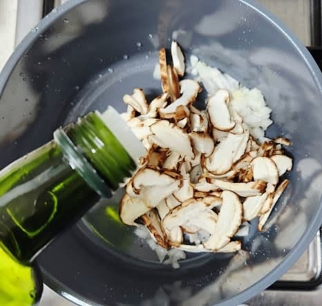 다른 팬에 올리브유를 두르고, 잘게 다진 양파 1/4개와 슬라이스한 표고버섯 4개, 다진 마늘 0.5큰술을 넣고 센 불에서 볶습니다.