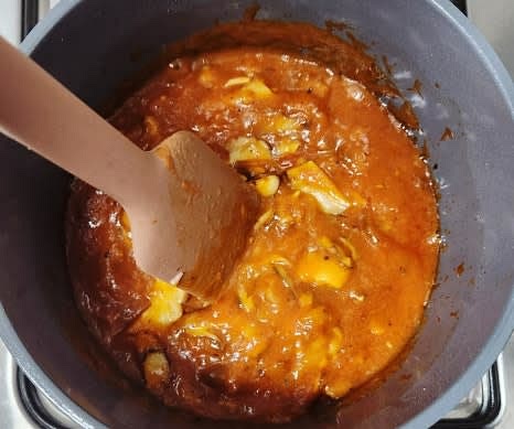 야채가 볶아지면 토마토소스 200g, 케첩 4큰술, 물 50ml, 설탕 1작은술을 넣고 센 불에서 끓여 미트볼 소스를 만듭니다.