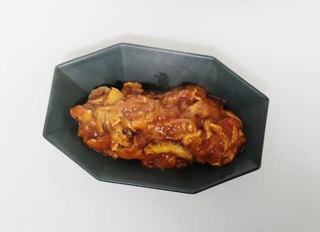 구운 돼지고기 완자를 그릇에 담고, 미트볼 소스를 넉넉하게 뿌려줍니다.