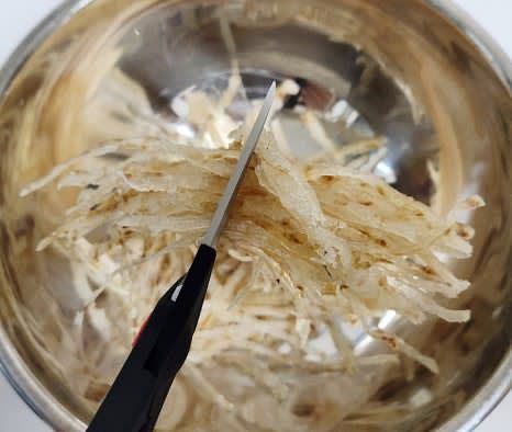 명엽채 200g을 먹기 좋은 크기로 자릅니다. 보통 반으로 자르면 적당합니다.