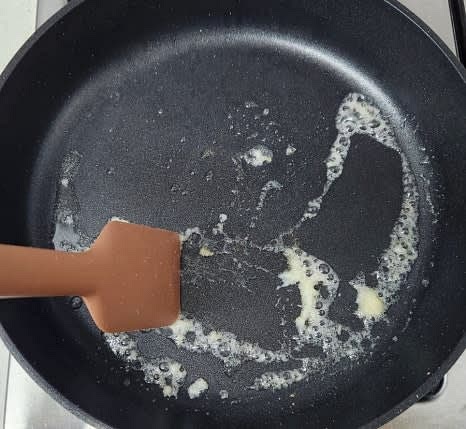 팬에 식용유를 두르고, 다진 마늘 0.5 큰술을 넣어 볶아 마늘 향을 냅니다.