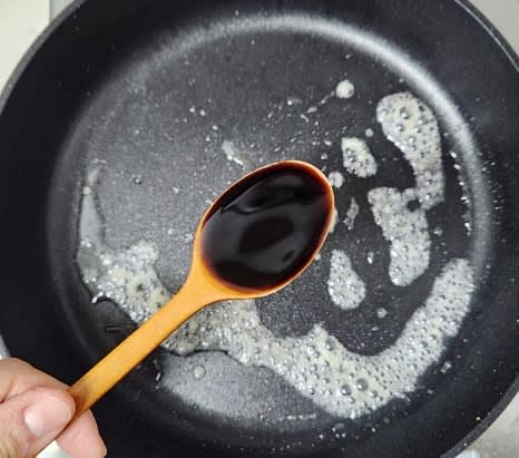 진간장 2 큰술을 팬에 넣고 한 번 끓인 후, 물 50ml를 추가하여 섞습니다.