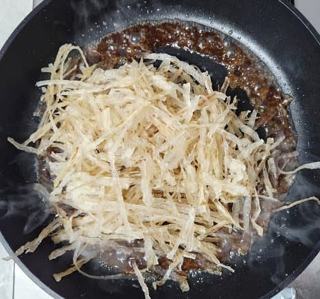 자른 명엽채를 팬에 넣고, 양념이 고루 배도록 볶습니다.