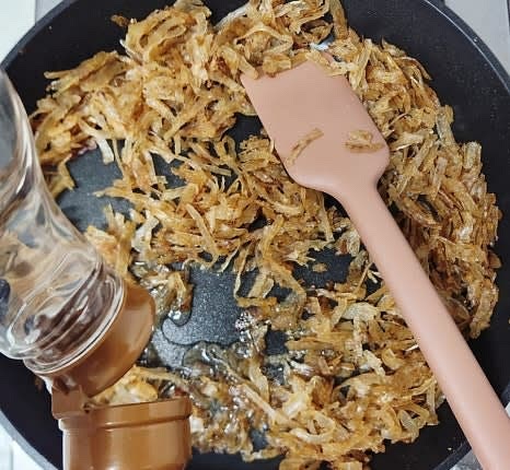 명엽채에 양념이 잘 배어들면, 올리고당 2.5 큰술을 넣고 살짝 볶습니다. 너무 오래 볶으면 딱딱해질 수 있으니 주의하세요.