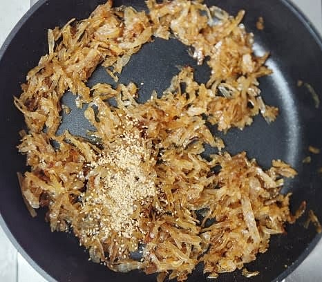 불을 끄고, 참기름 0.5 큰술과 깨소금 1 큰술을 넣어 고루 섞습니다.