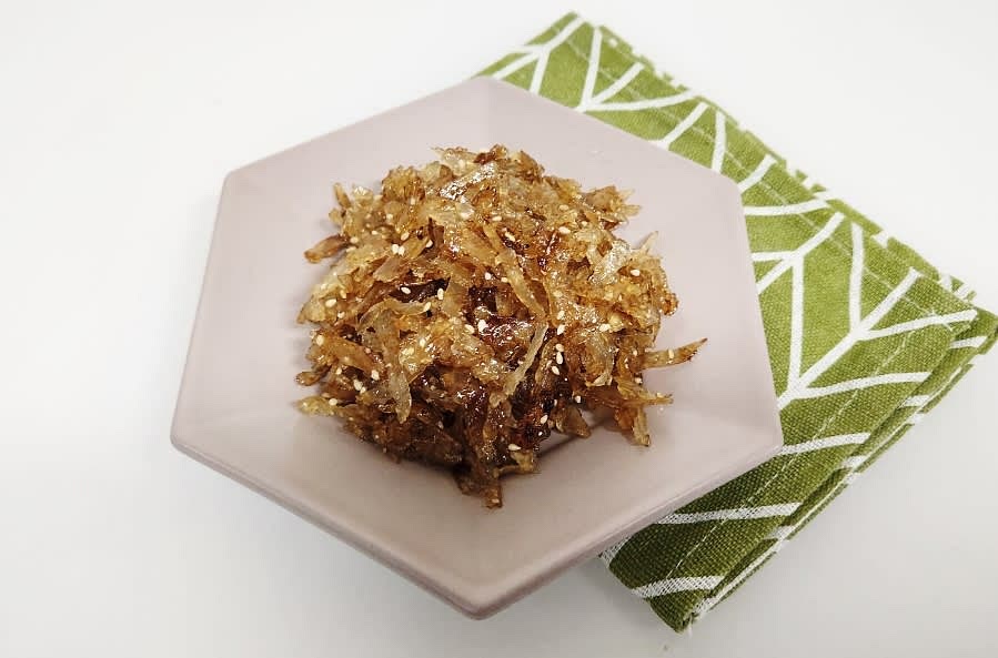 완성된 명엽채볶음을 그릇에 담아 맛있게 즐기세요.