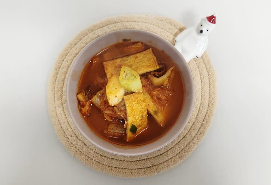 완성된 어묵김치찌개를 그릇에 담아 맛있게 즐기세요.