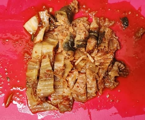 신김치 1/3포기를 잘게 썰어 냄비에 넣습니다.