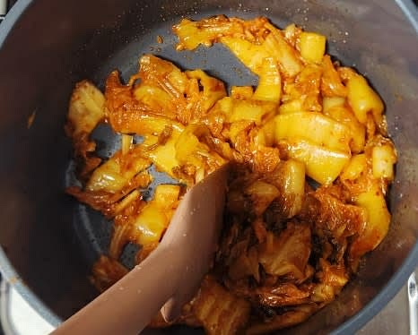 냄비에 식용유를 넉넉히 두르고 센 불에서 김치를 볶아줍니다.