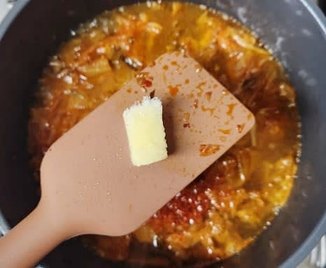 다진 마늘 0.5 큰술과 고춧가루 1 큰술을 넣고 잘 섞어줍니다.