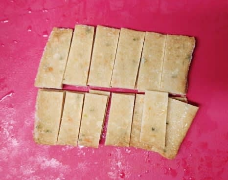 어묵 2장을 먹기 좋은 크기로 썰어 찌개에 넣습니다.