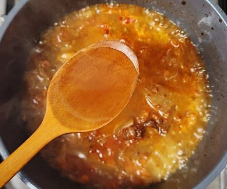 참치액 1 큰술을 넣어 간을 맞추고, 센 불에서 계속 끓여줍니다. 필요에 따라 물을 추가하세요.