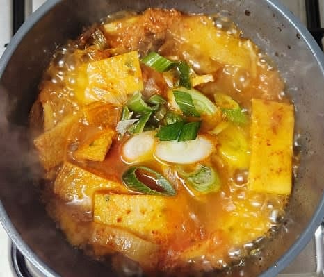 마지막으로 대파 한 줌을 썰어 넣고 한 번 더 끓인 후 불을 끕니다.