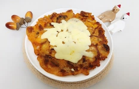 치즈가 녹을 때까지 약한 불에서 천천히 익힌 후, 완성된 김치전을 접시에 담아 맛있게 즐기세요.