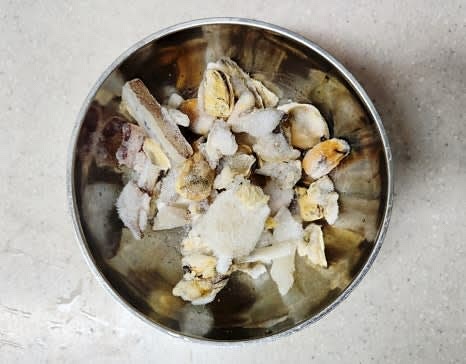 모듬해물 200그램을 물에 넣어 해동시킵니다. 오징어만 활용해도 좋습니다.