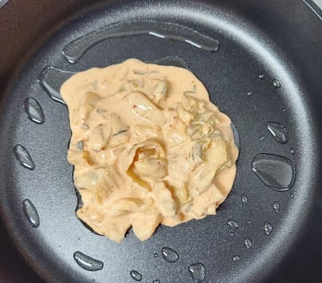 팬에 식용유를 넉넉히 두르고 중약불로 예열한 후, 반죽을 올려 최대한 얇게 펴줍니다.