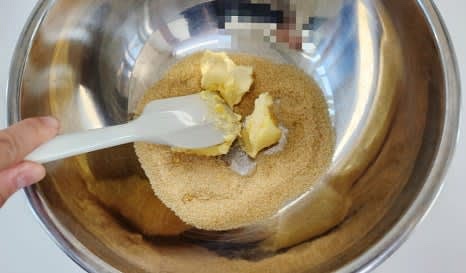 큰 볼에 실온 버터 40그램과 설탕 70그램을 넣고 부드럽게 섞어줍니다.
