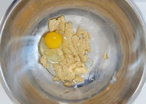 실온 계란 1개를 추가하고 뭉치는 부분이 없도록 잘 풀어줍니다.