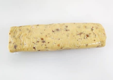 반죽을 랩에 싸서 손가락 한 마디 두께의 직사각형 모양으로 만든 후, 냉장고에서 15분간 휴지시킵니다.