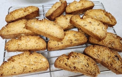 구운 비스코티를 식힘망에서 완전히 식힌 후, 맛있게 즐기세요.