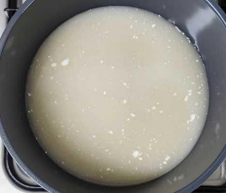 냄비에 사골육수 500 ml를 넣고 끓입니다.