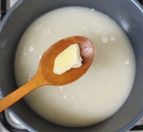 다진 마늘 1 큰술을 육수에 넣고 센 불에서 끓여줍니다.