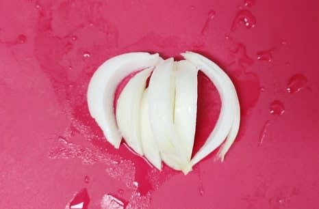 양파 반 개를 채썰고, 표고버섯 3개를 편썰어 준비합니다.