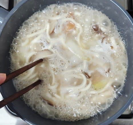 준비한 냉동 만두를 육수에 함께 넣고, 면이 들러붙지 않도록 저어가며 센 불에서 끓입니다.