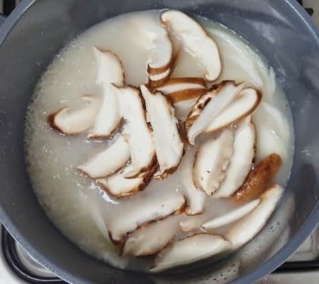 끓는 육수에 썰어놓은 양파와 표고버섯을 넣고 함께 끓입니다.
