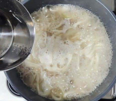 면이 불면서 물을 흡수하므로, 필요에 따라 물 100ml를 추가합니다.