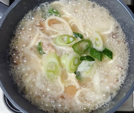 만두가 익으면 어슷썬 대파 한 줌을 넣고 약 1분 정도 더 끓입니다.