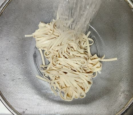 두부면 2팩을 체에 받쳐 물에 헹궈줍니다.